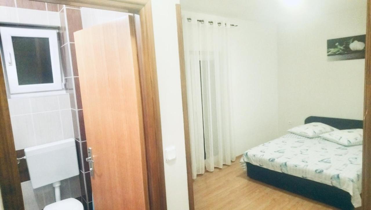 Apartmani Niko 1 Radovin Buitenkant foto